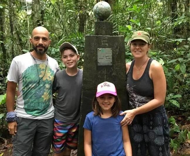 Cap vo chong bo viec, ban nha dua con du lich khap the gioi hinh anh