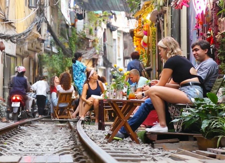 Khach Tay check-in pho duong tau Ha Noi bat chap lenh cam hinh anh