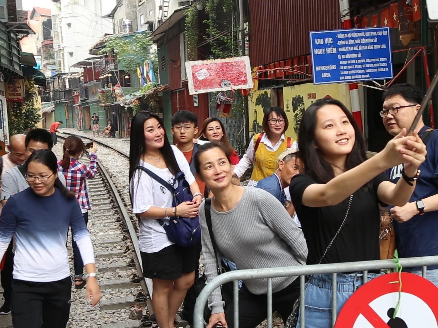 Pho duong tau Phung Hung tap nap nguoi check-in sau lenh cam hinh anh