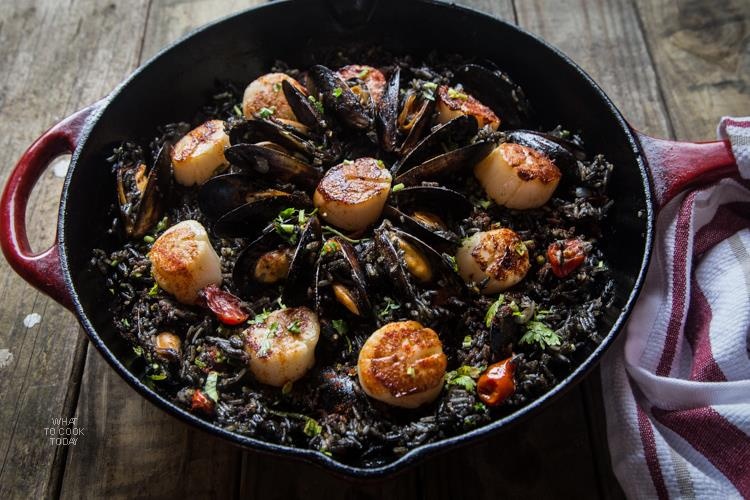 Dac san com rang bong dem duoc nhuom den boi tui muc hinh anh