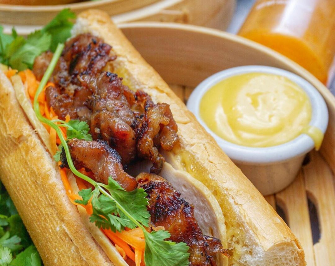 Sieu dau bep che bien banh mi thit xien kieu Viet the nao? hinh anh