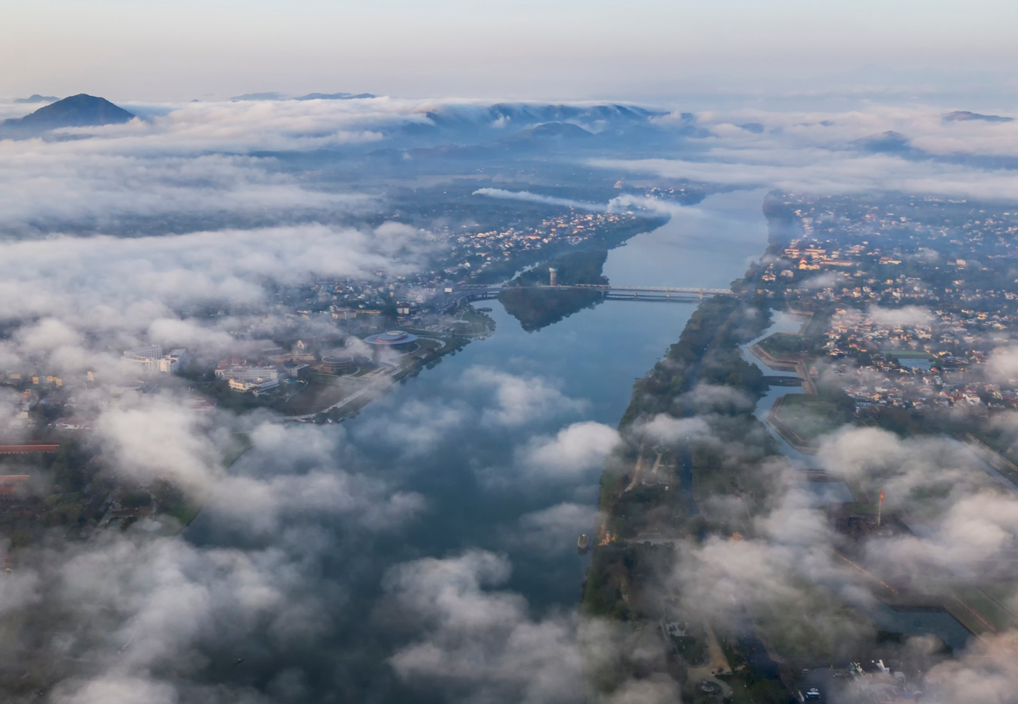 Co do Hue mo mang trong suong mu sang som hinh anh