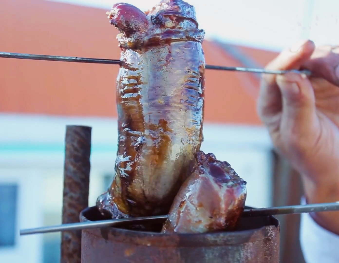 Mon xuc xich bo nuong ong khoi cua nguoi Mong Co hinh anh