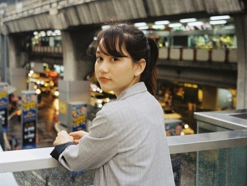 Hoc Truc Anh 'Mat biec' cach tao dang check-in khi du lich hinh anh