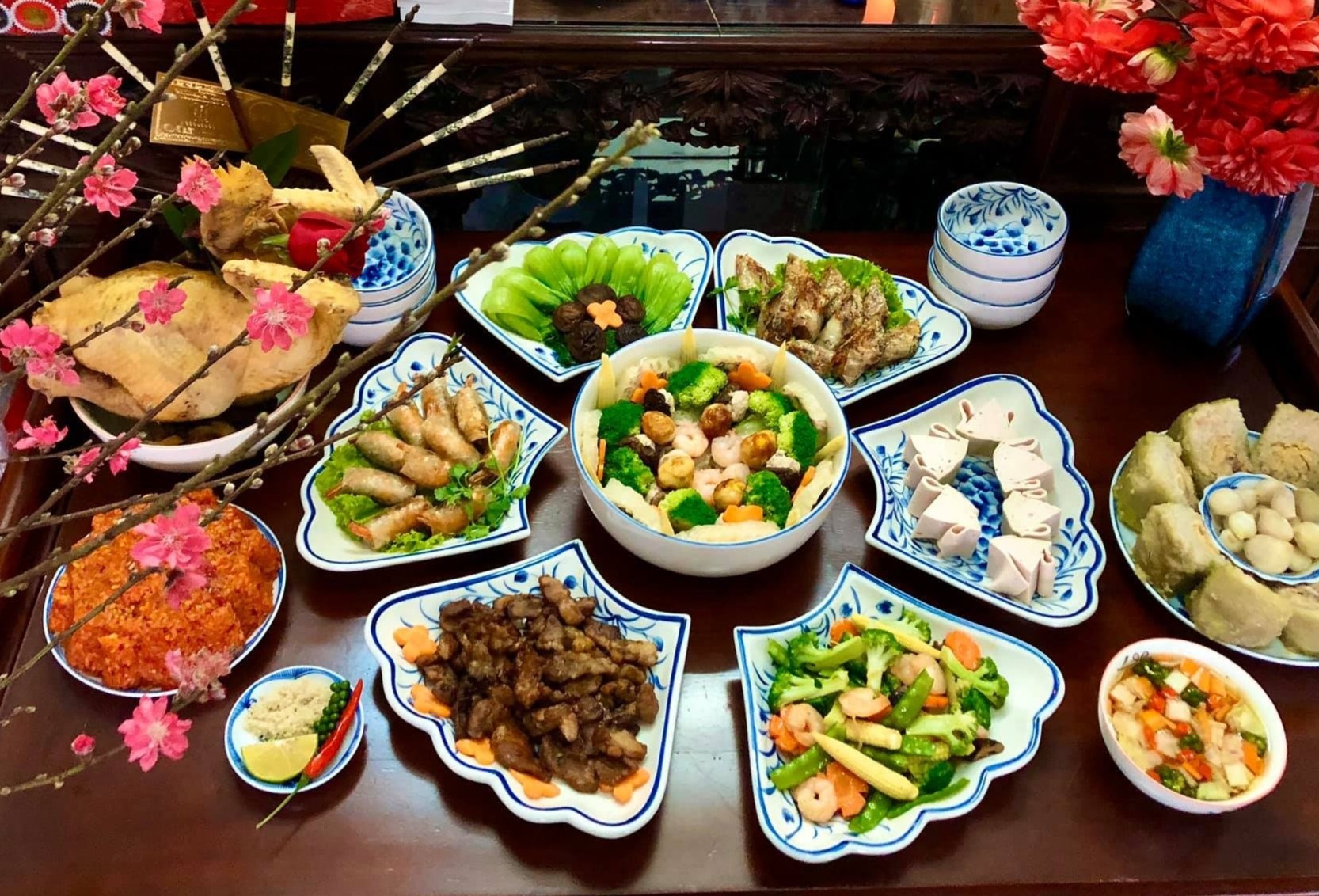 Mon an quen thuoc trong mam com Tet o mien Bac hinh anh