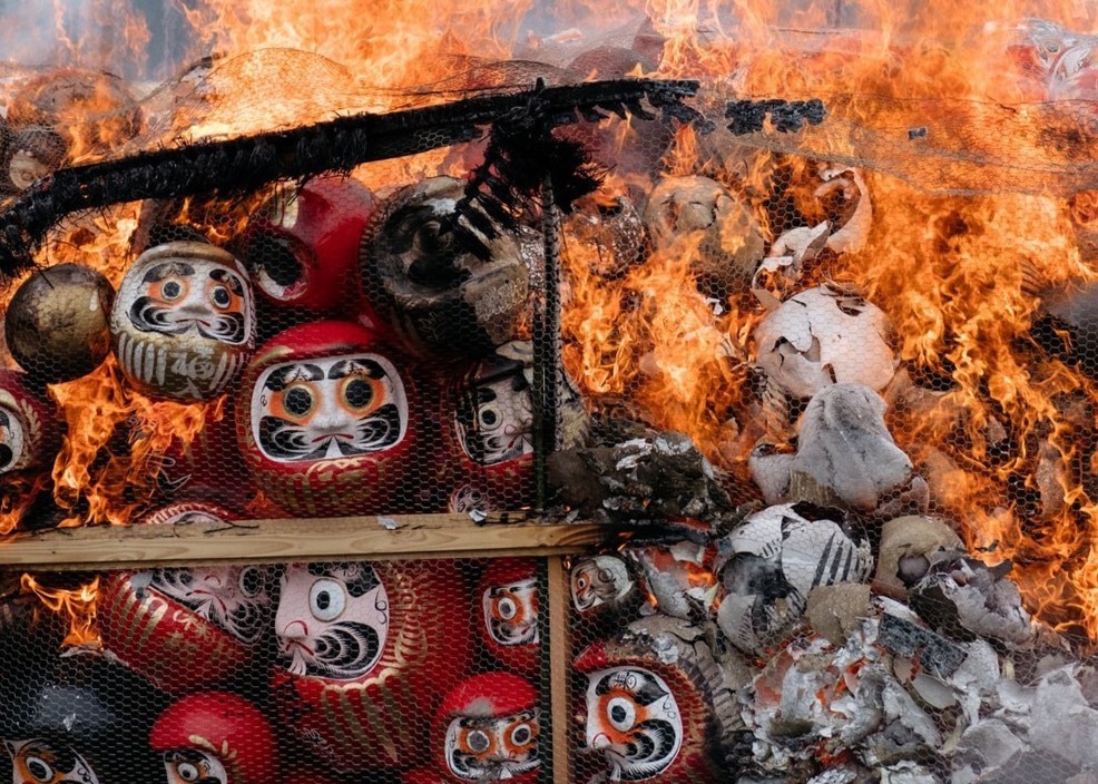 Tuc ve mat va dot bup be vao dip dau nam cua nguoi Nhat hinh anh