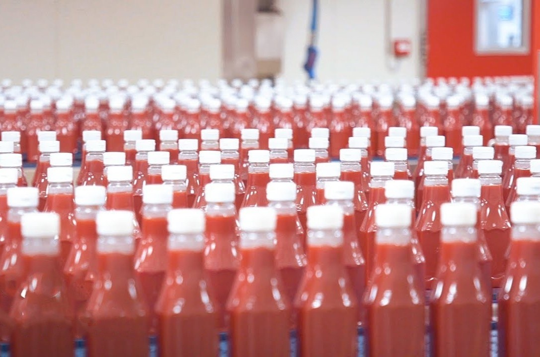 Hang trieu chai tuong ca chua duoc san xuat the nao moi ngay? hinh anh