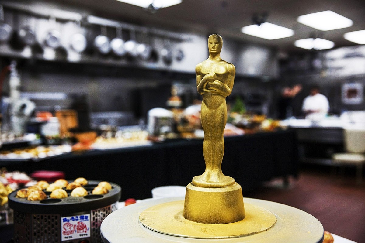 Tuong Oscar chocolate phu vang duoc che bien the nao? hinh anh