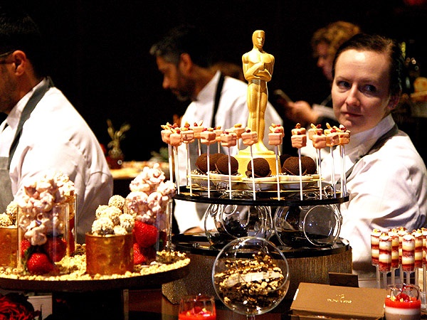220 dau bep chuyen nghiep chuan bi tiec Oscar the nao? hinh anh
