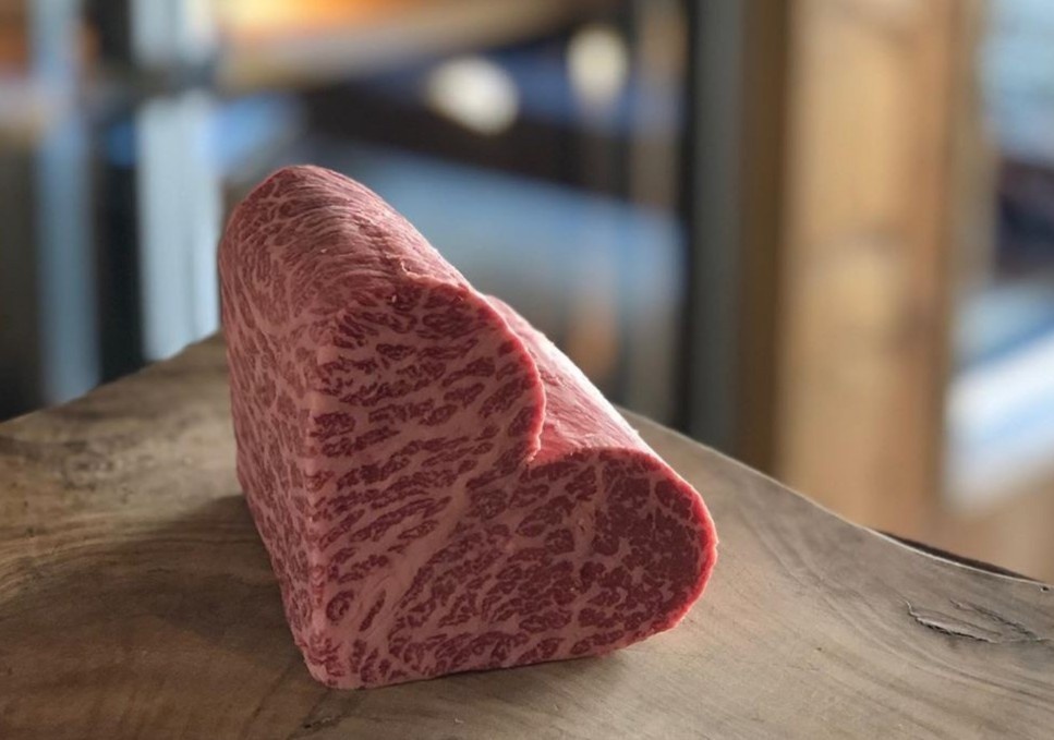 Bo Wagyu hinh trai tim chay hang o Nhat dip Valentine hinh anh