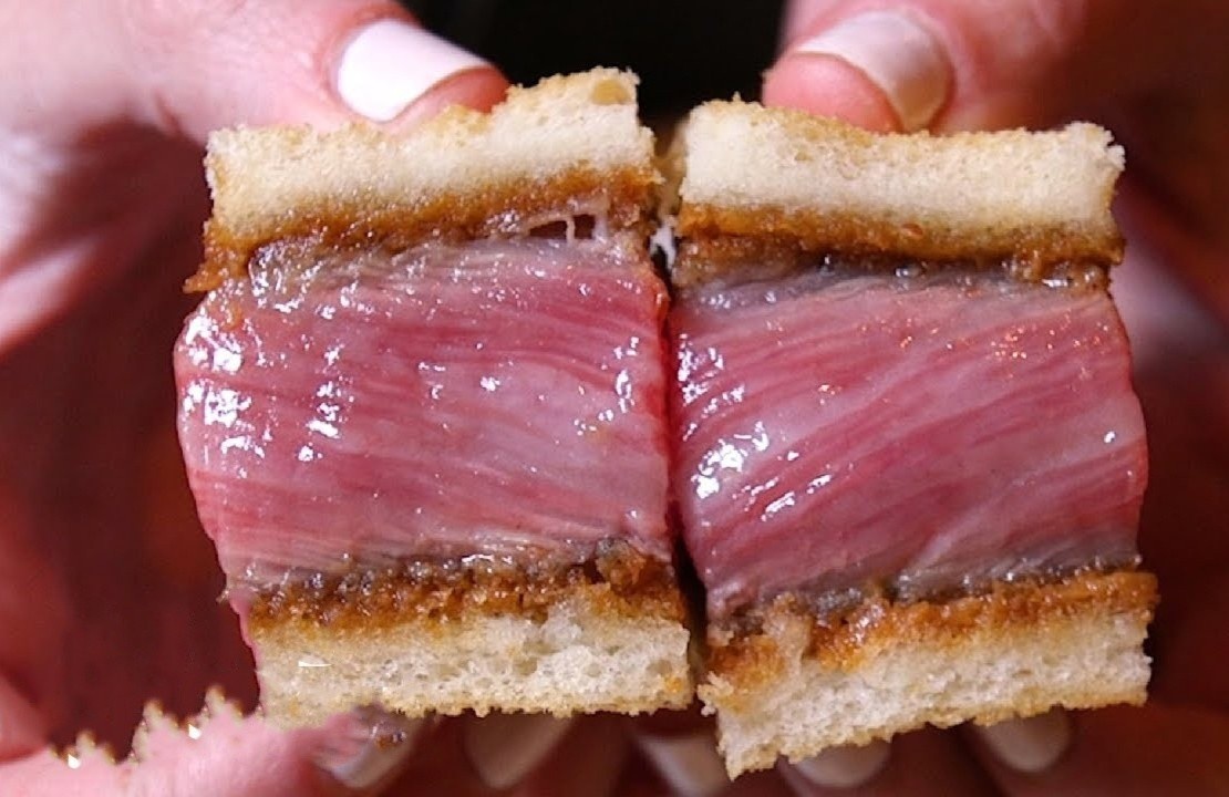 Banh mi kep bo Wagyu gia gan 100 USD hinh anh