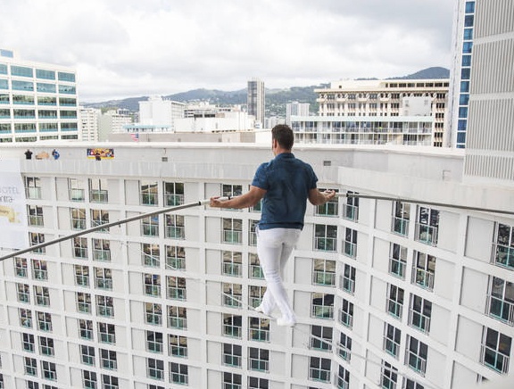 Nguoi dan ong mao hiem di tren day noi 2 khach san cao tang hinh anh