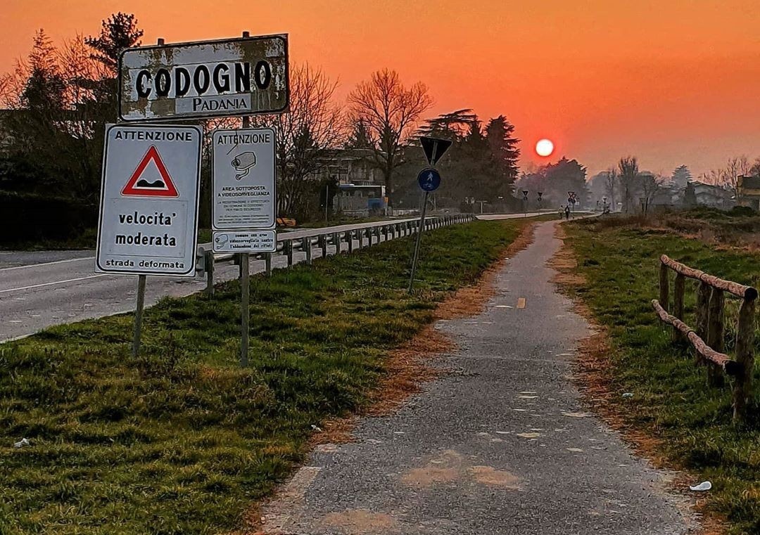 Thi tran o Italy nhu ngay tan the vi dich Covid-19 hinh anh