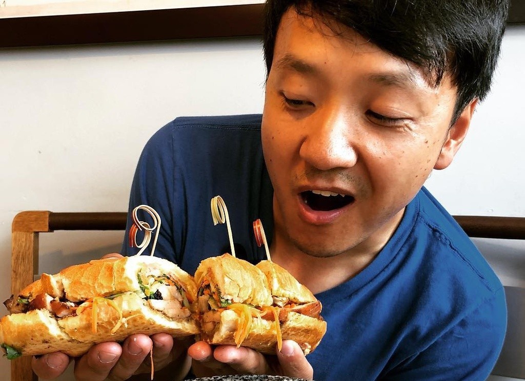 An thu banh mi gan ngong, trung ca tam gia 100 USD o TP.HCM hinh anh