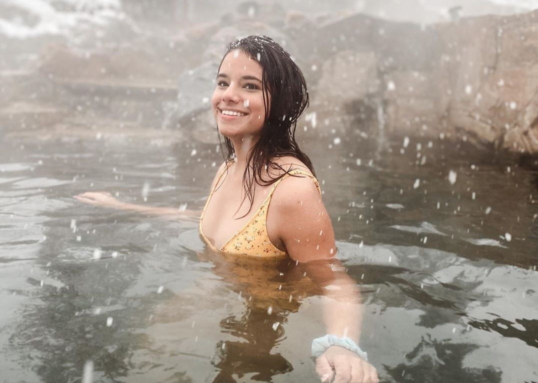 Suoi nuoc nong cho phep du khach tam khoa than khi troi toi hinh anh