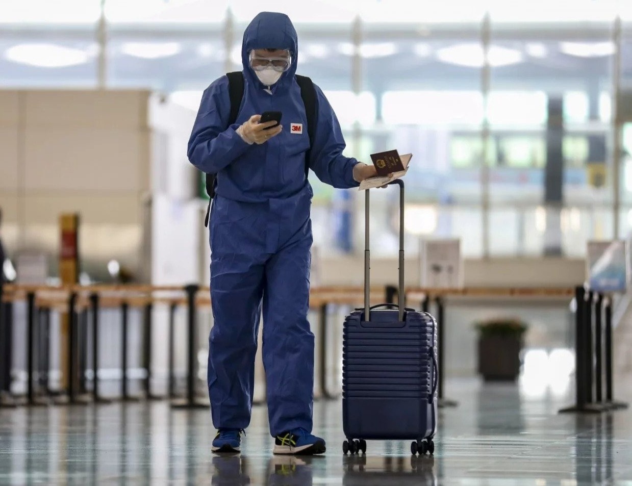 Du khach mac do bao ho, san bay Hong Kong hoang vang vi dich Covid-19 hinh anh