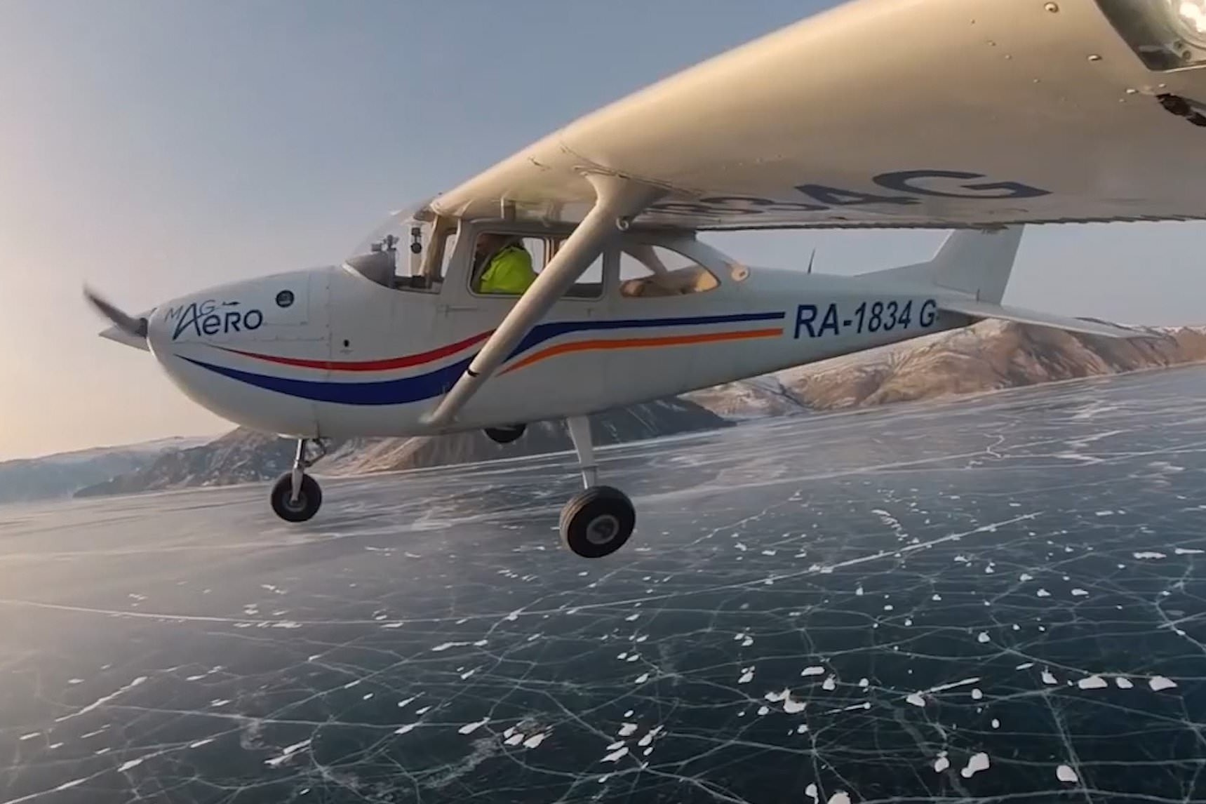 Phi cong ha canh may bay tren ho dong bang sau nhat the gioi hinh anh