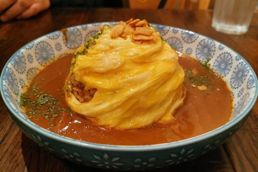 Chuan bi bua sang don gian voi com trung loc xoay sot ca chua hinh anh