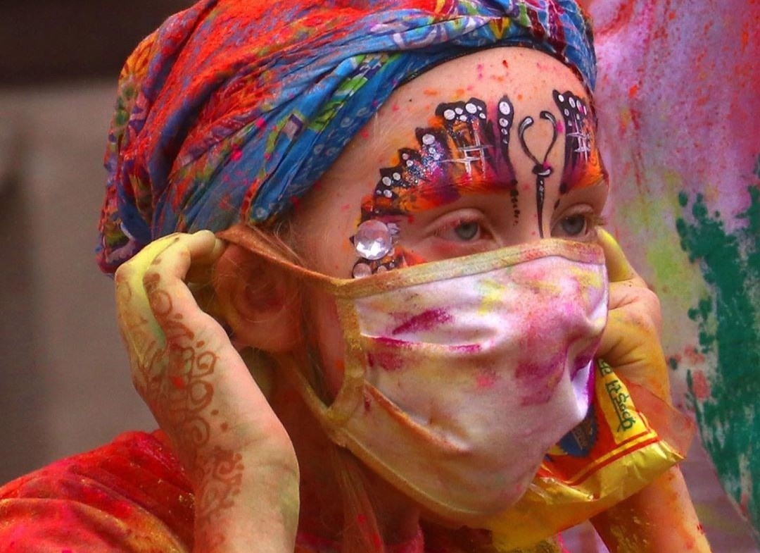 Nguoi An Do deo khau trang tham gia le hoi nem bot mau hinh anh