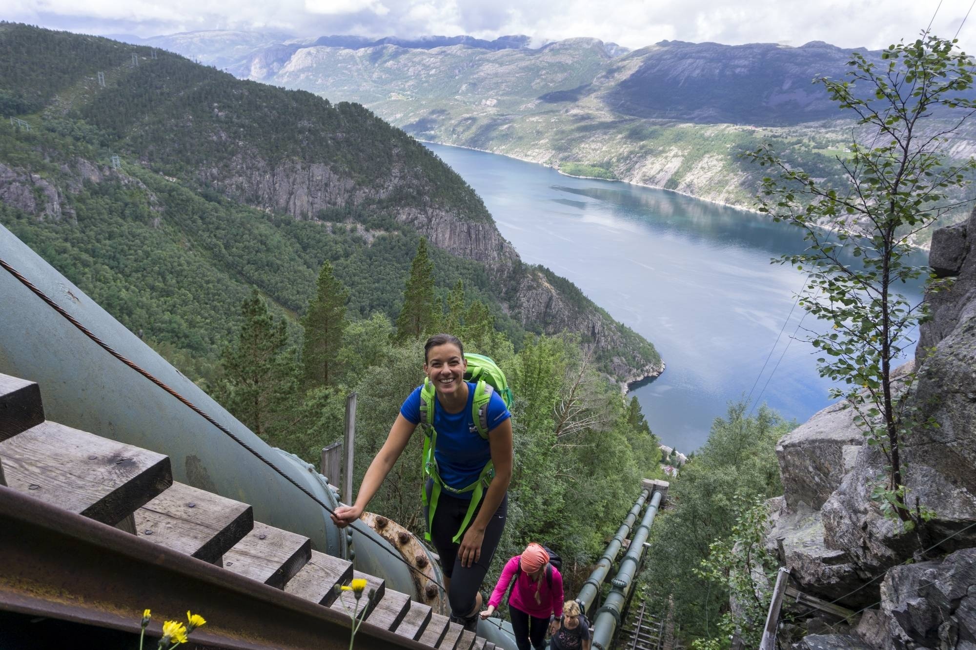 Cau thang leo nui dai nhat the gioi, 4.444 bac lam tu go hinh anh