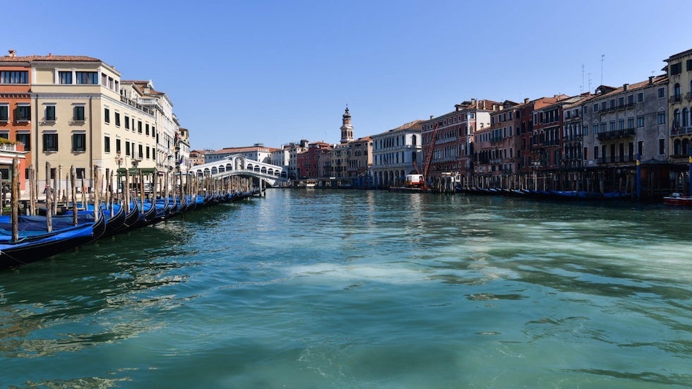 Venice thoang dang, nuoc trong hon khi vang khach du lich hinh anh