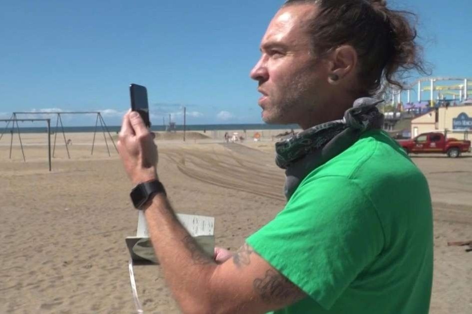 Vang khach tham quan, huong dan vien My lam tour du lich truc tuyen hinh anh