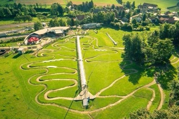 Ngoi lang mang ten thanh Corona hinh anh