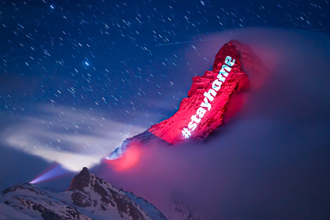 Thong diep 'hay o nha' chieu sang tren day Alps hinh anh