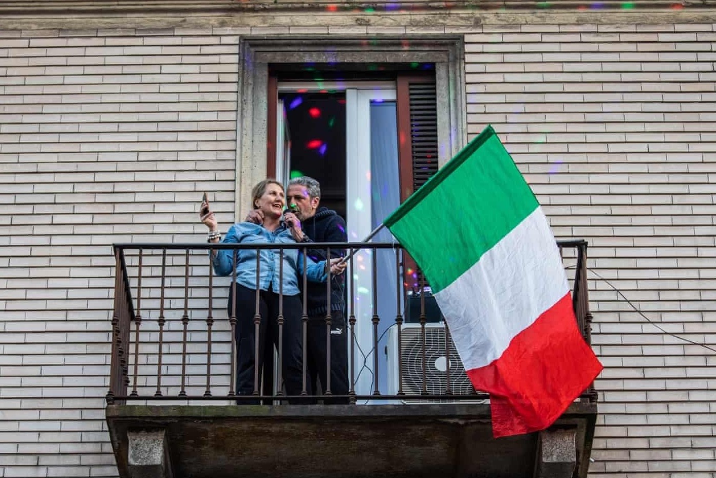 Khung canh lac quan khap chau Au nhung ngay chong dich hinh anh