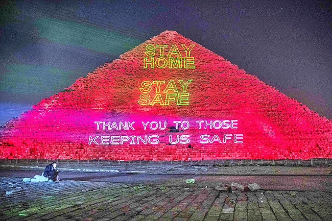 Kim tu thap Ai Cap, thap Eiffel ruc sang thong diep chong dich hinh anh