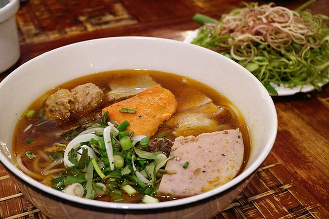 Cong thuc tu nau bun bo Hue chuan vi tai nha hinh anh
