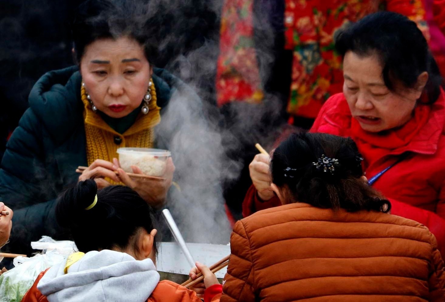 Dai dich khien nguoi chau A an com nha nhieu hon hinh anh