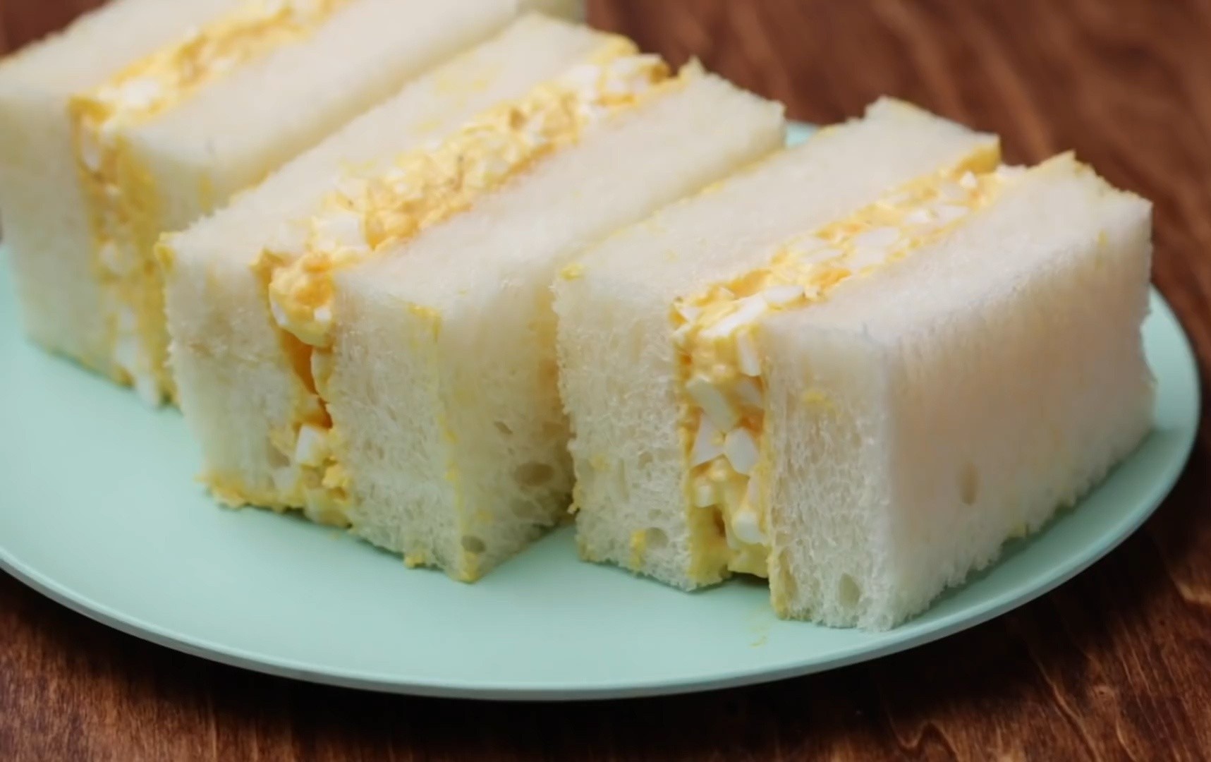 Cach lam banh mi kep trung luoc nghien trong vai phut hinh anh