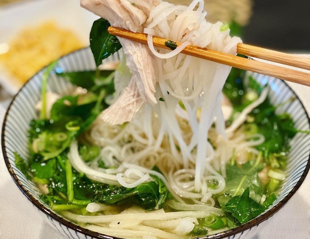 Nau pho ga don gian chua day 30 phut hinh anh