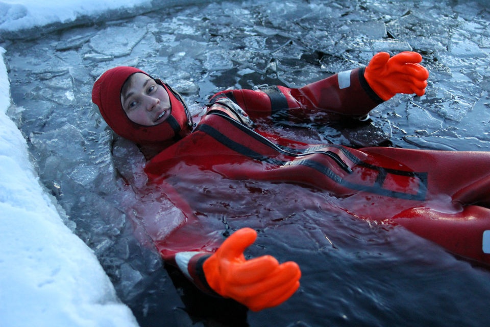 Ngam minh noi lenh denh duoi ho bang lanh am do hinh anh