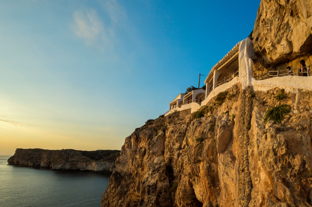 Quan bar cheo leo tren vach da giua bien hinh anh