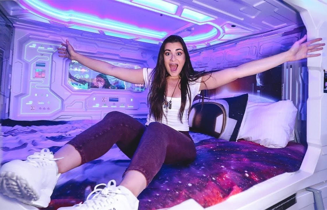 Du hanh vu tru tai nha nghi o bang dao hinh anh