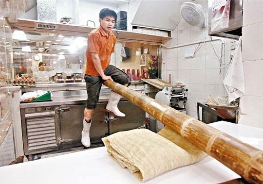 Nhun nhay tren thanh tre nhao bot - cach lam mi soi co xua hinh anh