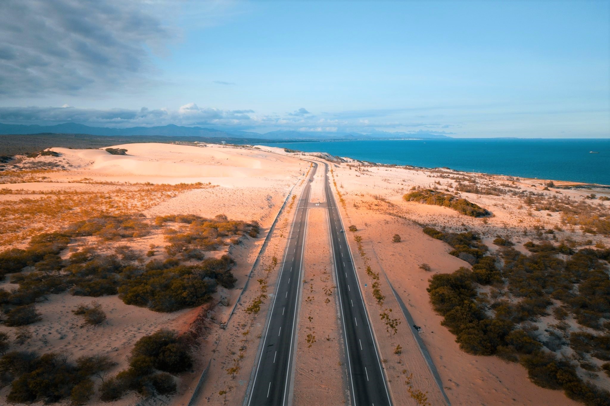 Ve dep giao thoa cua sa mac va bien ca o Binh Thuan hinh anh