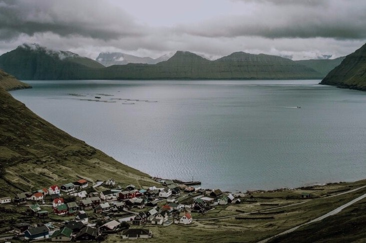 Cuoc song giau co o hon dao quanh nam mua bao hinh anh