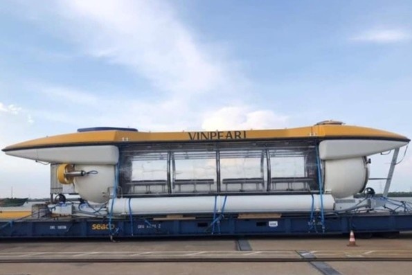 Nhieu nguoi to mo gia ve tham quan day bien bang tau ngam cua Vingroup hinh anh