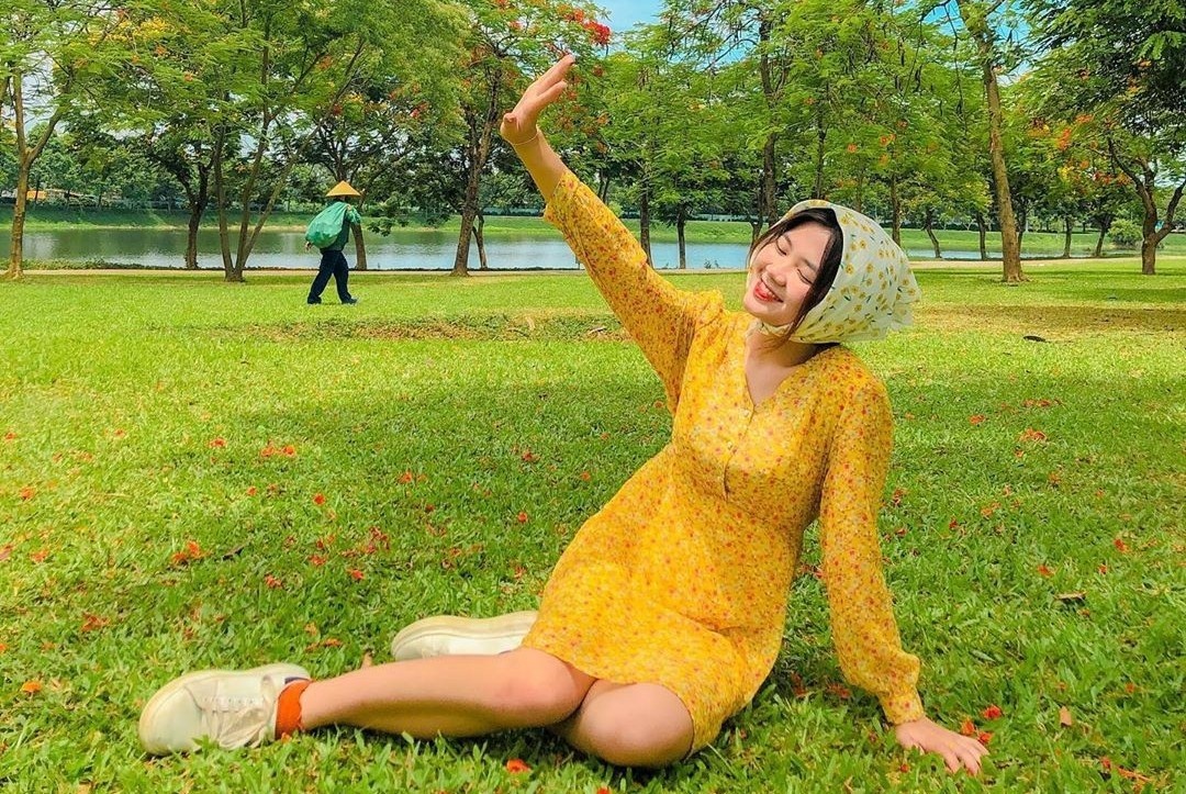 Cam trai o cong vien Yen So, check-in hoa diep vang hinh anh