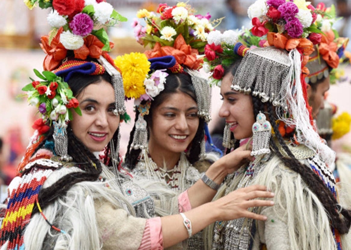 Noi dan ong tu do trao doi vo hinh anh