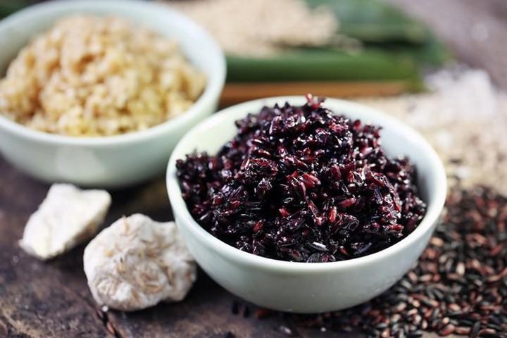 Vi sao com ruou nep co trong mam cung Tet Doan ngo? hinh anh