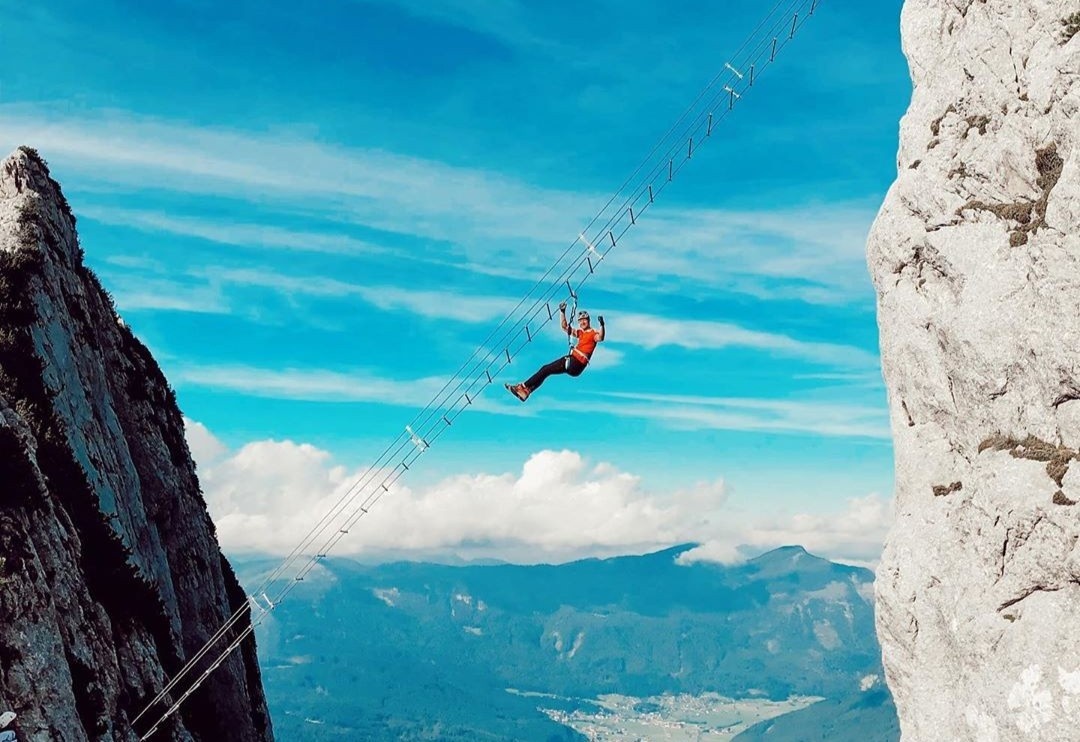 Trai nghiem leo cau thang day lo lung giua vach nui hinh anh