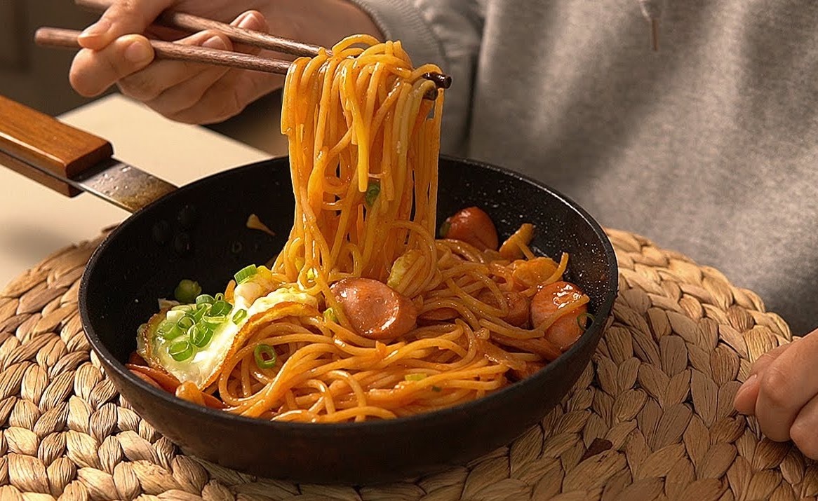 Mi tron trung xuc xich dam sot kieu Han hinh anh