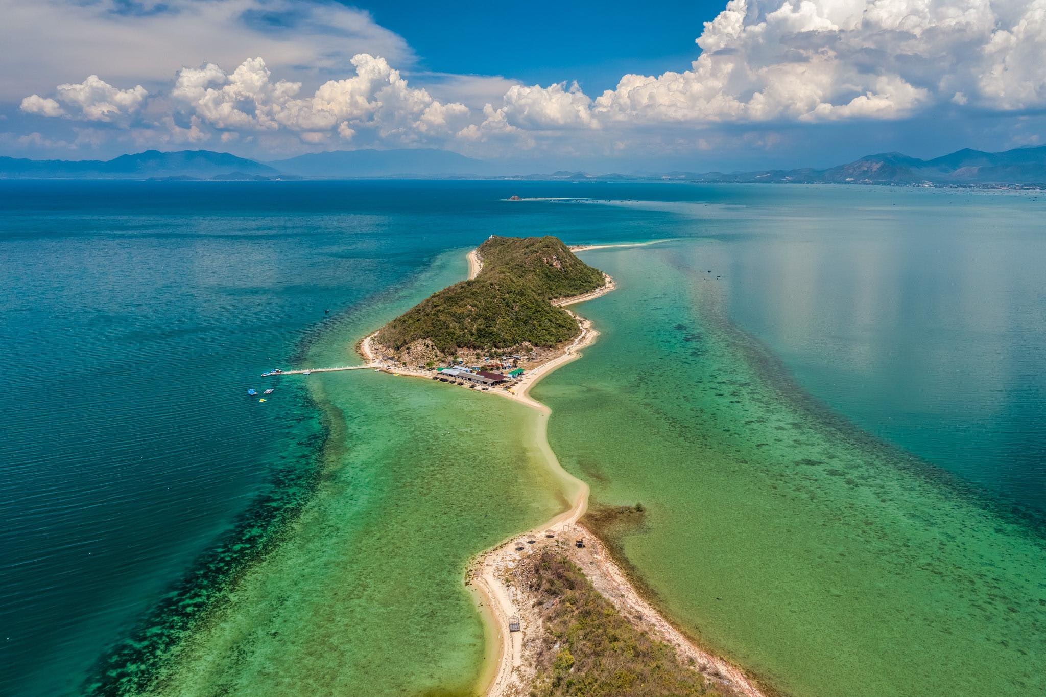 Ve dep nguyen so cua dao Diep Son nhin tu tren cao hinh anh