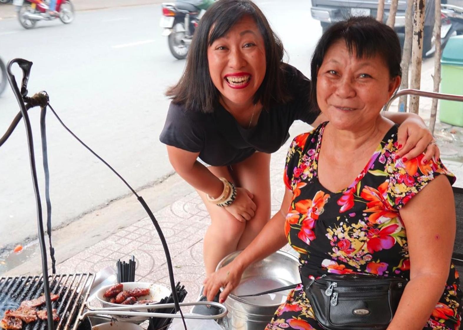 Blogger nuoc ngoai gioi thieu 3 mon ngon dang thu o TP.HCM hinh anh