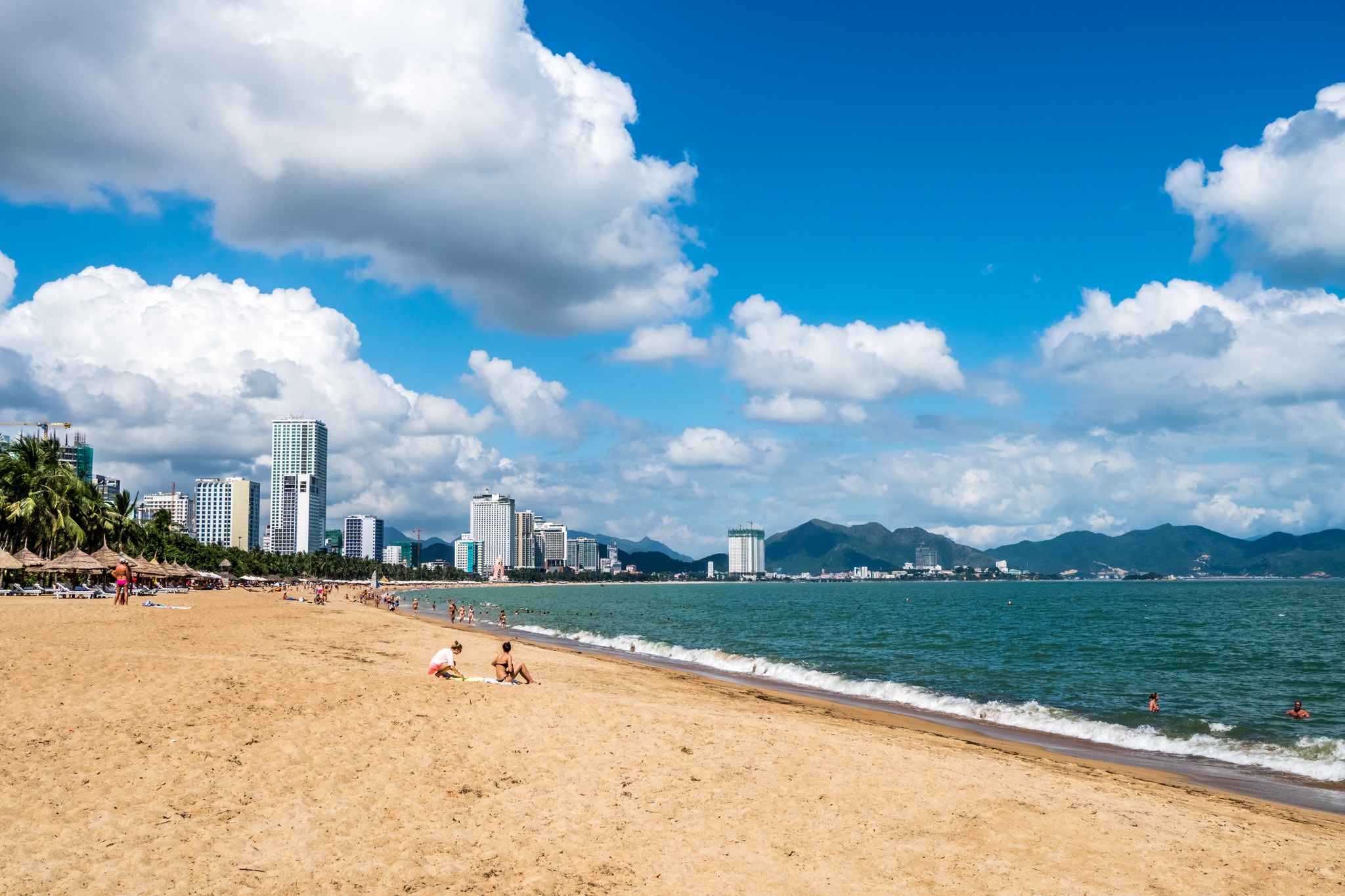 Nhieu khach doan huy tour den Khanh Hoa hinh anh