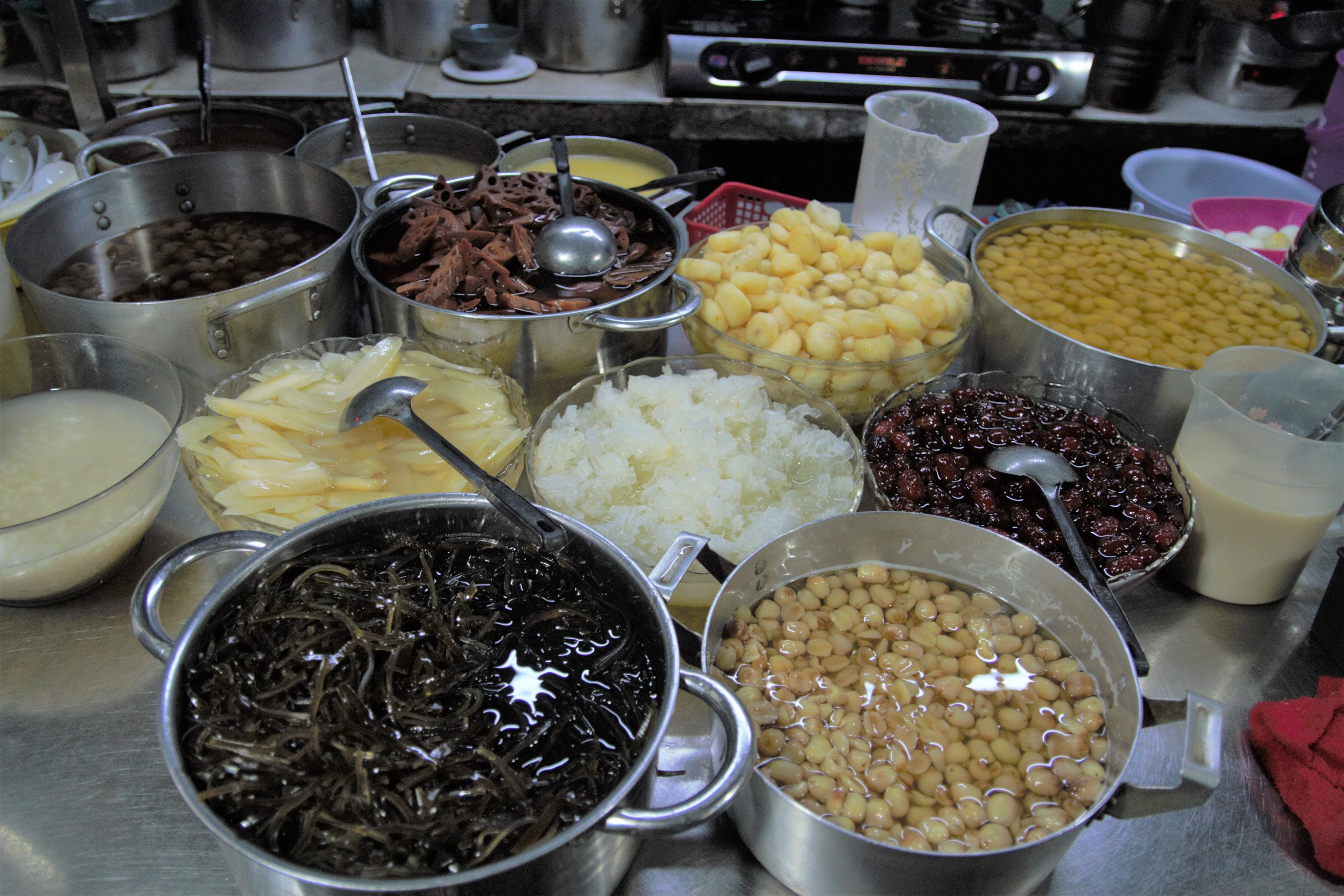 Ghe quan che hon 80 tuoi o TP.HCM hinh anh